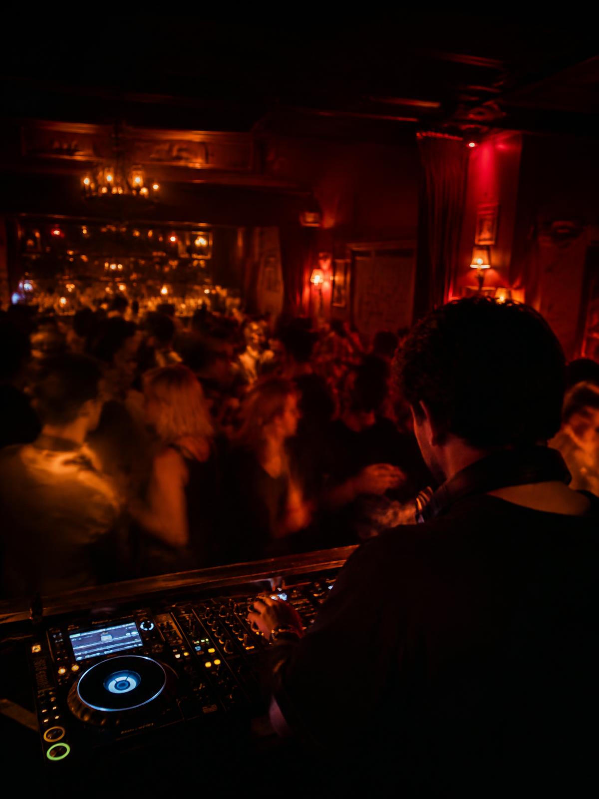 DJ za pultom tokom večeri u pubu